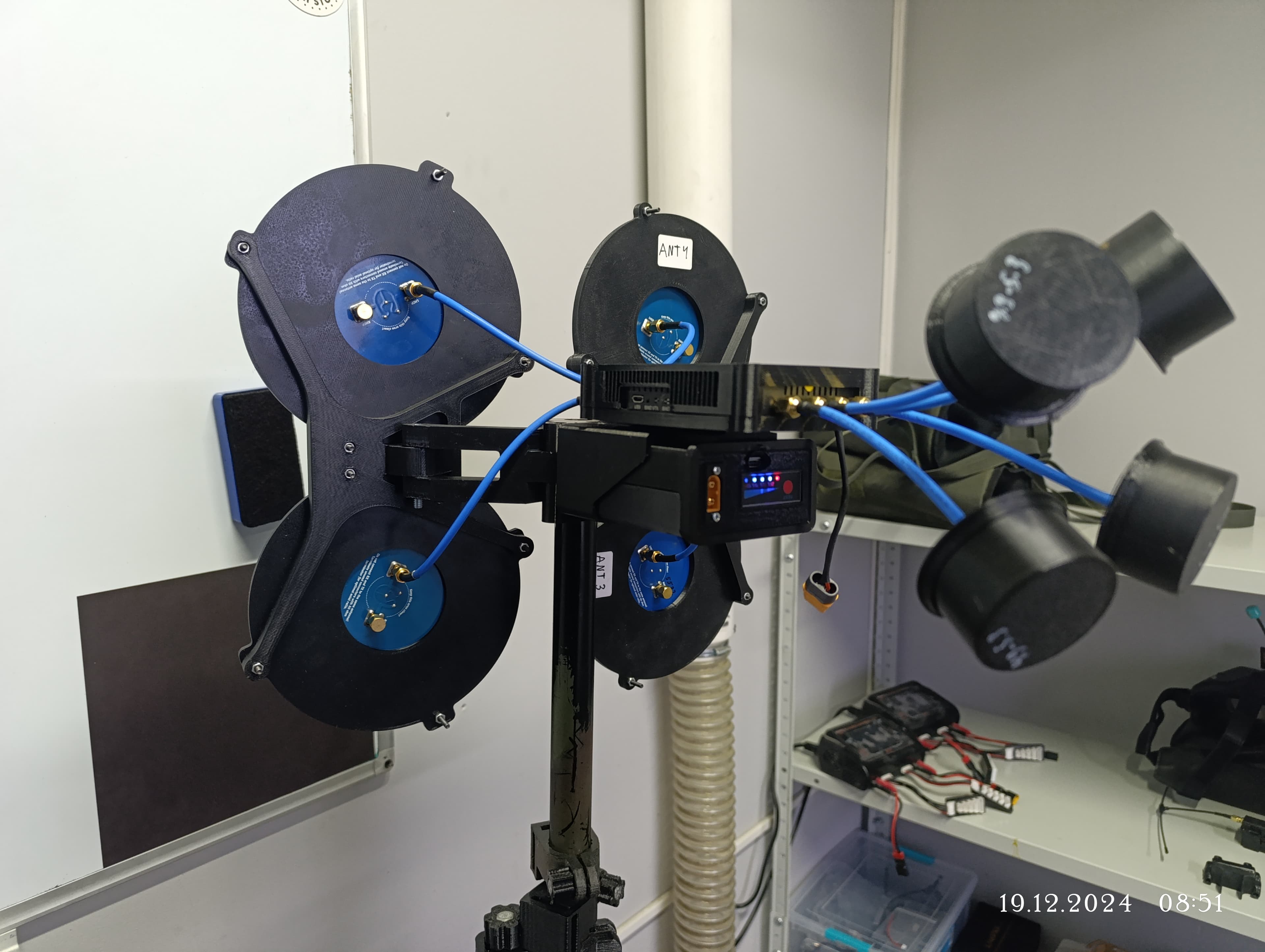 Стійка для цифрового зв'язку з автономним живленням.