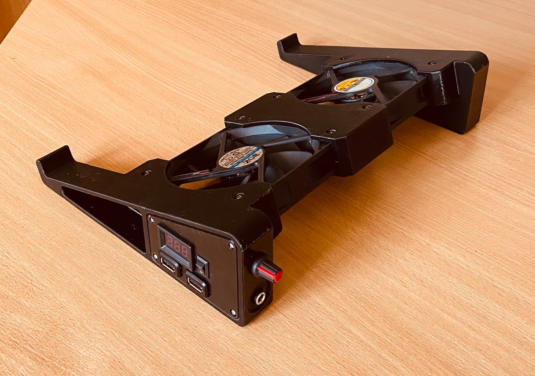 Підставка для ноутбука з охолодженням.